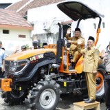 Bupati Jombang Serahkan Alsintan APBN ke Kelompok Tani