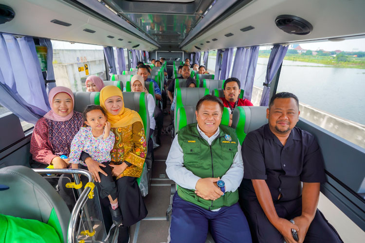 Naik Trans Jatim ke GUS, Gubernur Khofifah Ajak Warga Beralih ke Transportasi Publik