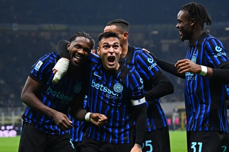Inter Milan Memimpin Serie A, Laga Napoli vs Lazio Diwarnai Tiga Kartu Merah