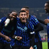 Napoli Taklukkan Lazio 2-0, Laga Diwarnai Kericuhan dan Tiga Kartu Merah