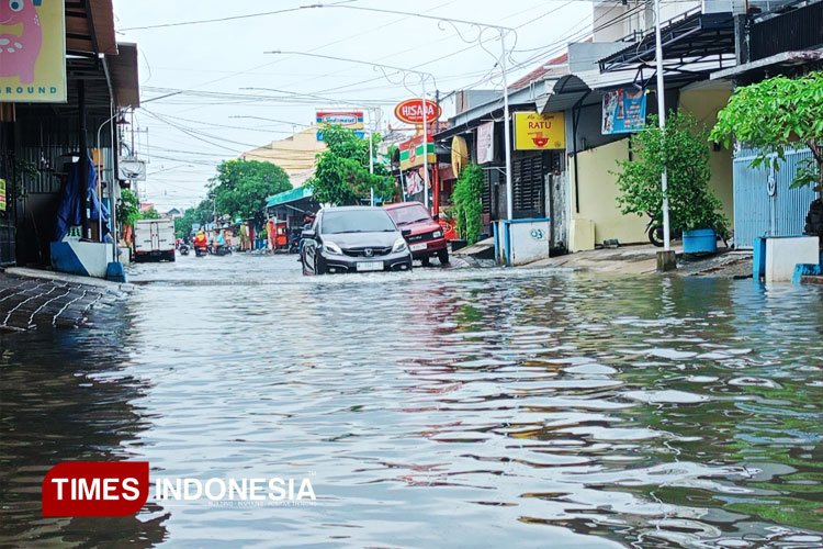 Hujan Deras Picu Banjir di Sidoarjo, Aktivitas Warga dan Pedagang Terganggu