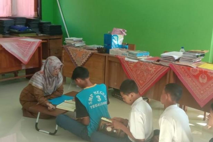 Kegiatan-mengaji-siswa-SMPN-3-Tegalombo-Pacitan-b.jpg