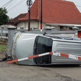 Mobil Terguling di JPL 35 Stasiun Kedunggalar,  Jadwal KA Tidak Terganggu