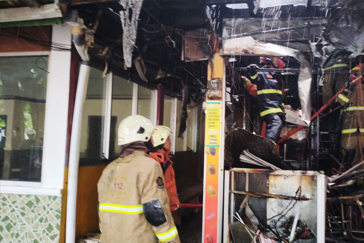 Korsleting, Stan Toko Akik di Jalan Kayoon Surabaya Terbakar