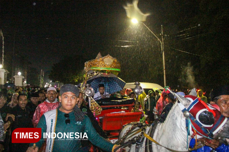 Menembus Hujan, Ribuan Jamaah Tuntaskan Napak Tilas Pendirian NU di Tebuireng