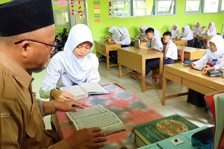 SKUA Jadi Benteng Moral, SMPN 1 Donorojo Pacitan Perkuat Karakter Siswa Tiap Senin Sore