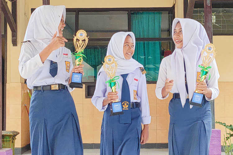 Awali Semester Genap, SMPN 1 Sudimoro Pacitan Gelar “Pagi Ceria” dan Apresiasi Siswa Berprestasi