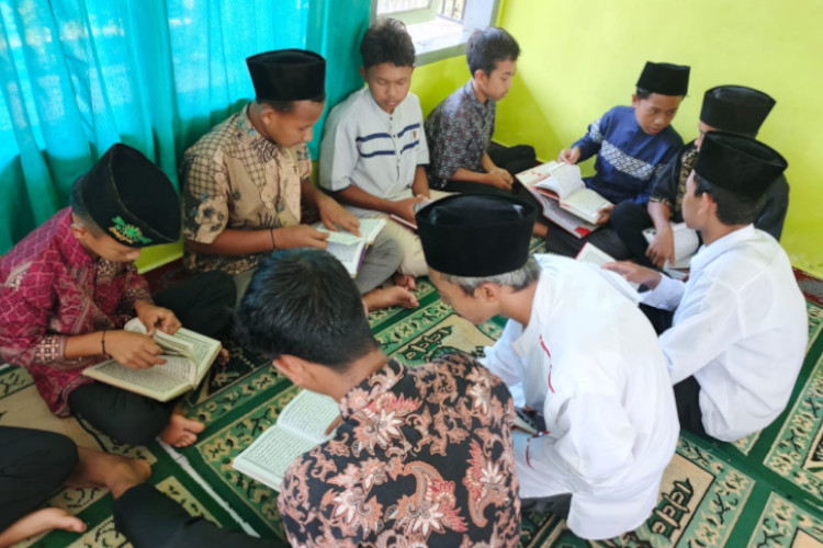 Sekolah Negeri Rasa Pesantren: Cara SMPN 4 Nawangan Pacitan Menjaga Akhlak Siswa