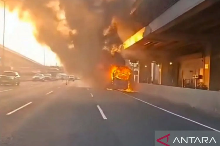 Bus Wisata dari Lampung Terbakar di Tol Cikampek, 34 Penumpang Dievakuasi dengan Selamat