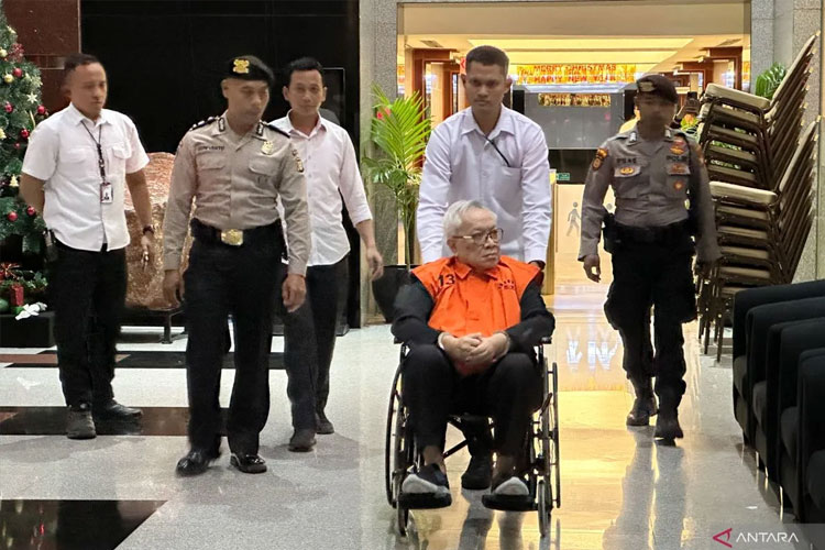 Kasus Suap Katalis, KPK Tahan Mantan Dirut Pengolahan Pertamina Chrisna Damayanto