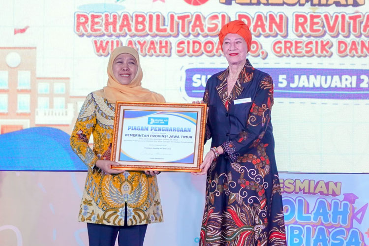 Gubernur Khofifah Terima Penghargaan dari  Hearing Aid East Java
