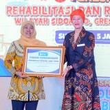 Gubernur Khofifah Terima Penghargaan dari  Hearing Aid East Java
