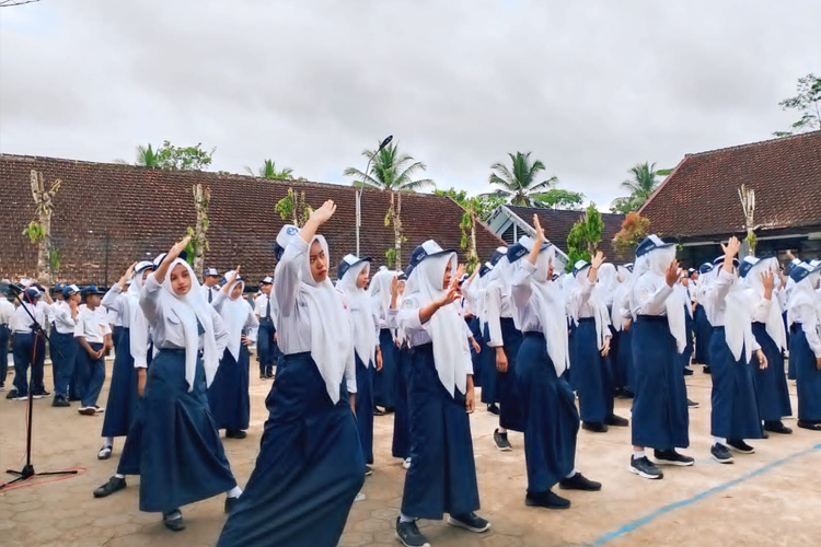 Hari Pertama Sekolah 2026, SMPN 2 Tulakan Pacitan Awali Semester dengan Senam dan Upacara