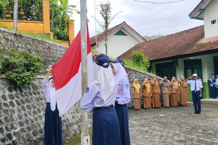 Siswa-SMPN-3-Sudimoro-Pacitan-ba40516b912065ca6.jpg