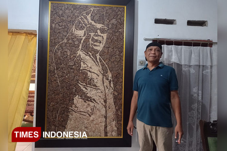 Seniman Asal Malang Ubah Batok Kelapa Jadi Karya Estetik