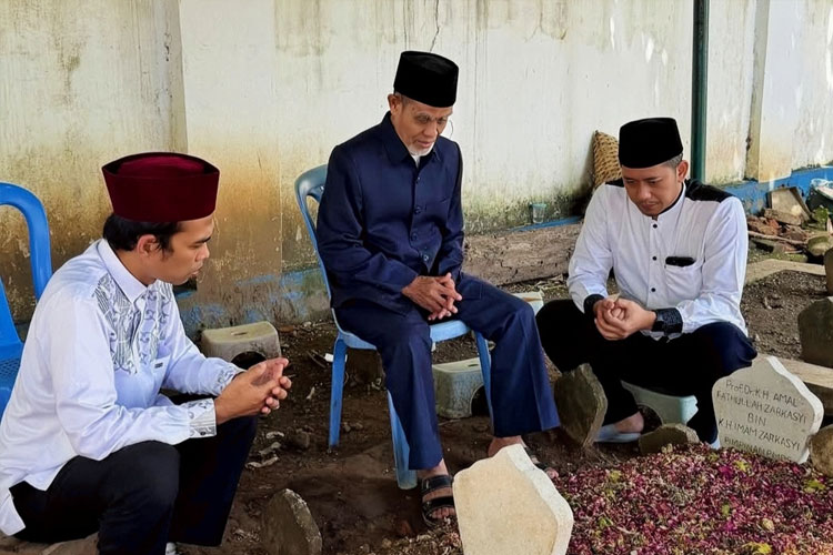 UAS Doa Bersama KH Hasan Abdullah Sahal di Pusara KH Alam Fathullah Zarkasyi
