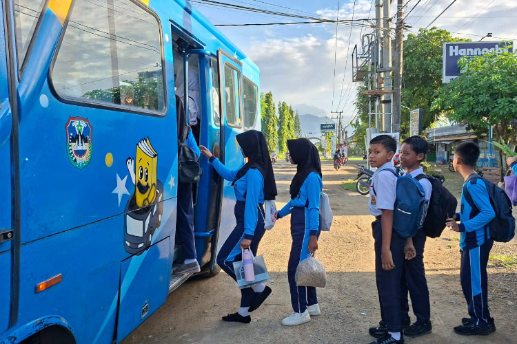 Bus Sekolah SMPN 3 Ngadirojo Pacitan Beroperasi, Disiplin dan Keamanan Siswa Jadi Prioritas