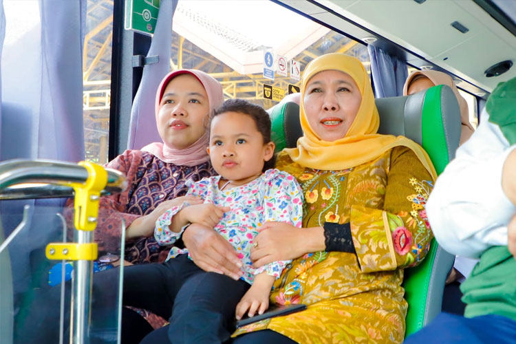 Gubernur-Khofifah-saat-naik-Bus-Transjatim-a.jpg