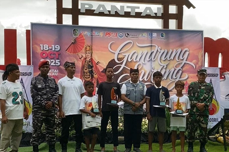 Anak Nelayan Sabet Juara Nasional Surfing, Harumkan Nama SMPN 3 Pacitan