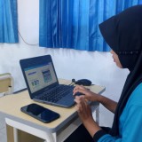 Jurnalistik Siswa SMPN 2 Tulakan Pacitan Manfaatkan Chromebook untuk Belajar Desain Canva