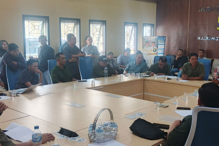 Protes Dugaan Penyimpangan, Warga Desa Wangunjaya Geruduk Kantor Inspektorat Cianjur