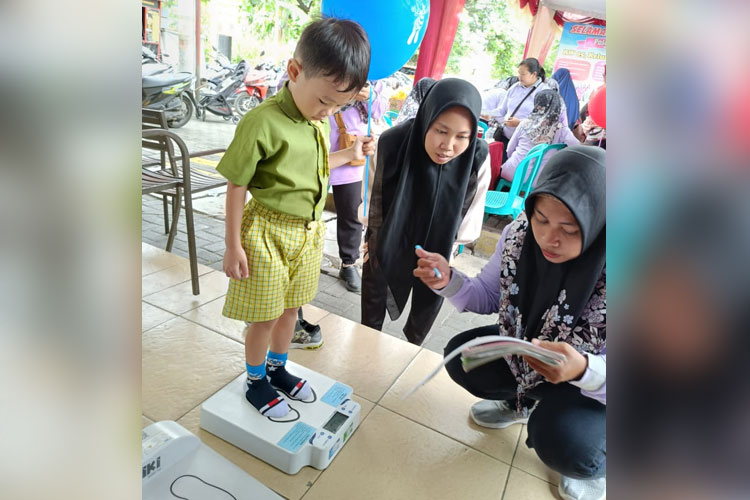 Alfamart Gandeng SoKlin Hadirkan Posyandu Gratis