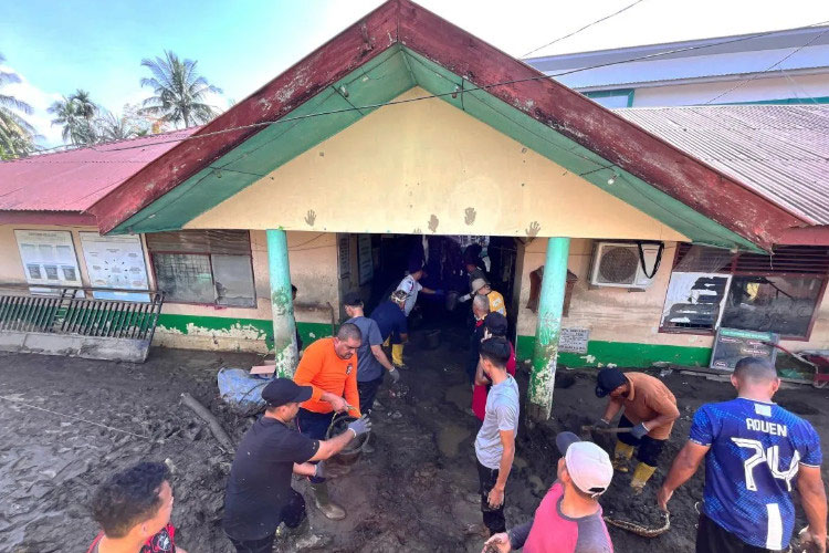 Kemenag Aceh Kerahkan 1.330 ASN untuk Bersihkan Madrasah Pascabanjir
