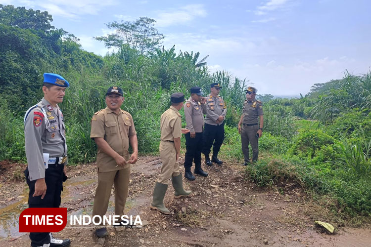 Warga Keluhkan Bau Menyengat, Akses Jalan Pembuangan Limbah Kotoran Ternak di Mande Cianjur Ditutup