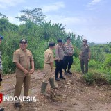 Warga Keluhkan Bau Menyengat, Akses Jalan Pembuangan Limbah Kotoran Ternak di Mande Cianjur Ditutup