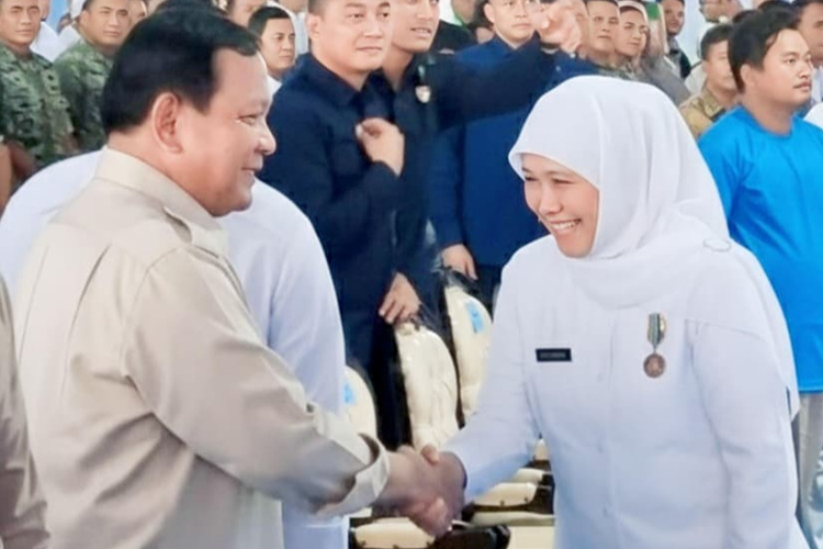 Gubernur Khofifah Terima Tanda Kehormatan Satyalancana Wira Karya dari Presiden Prabowo