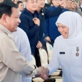 Gubernur Khofifah Terima Tanda Kehormatan Satyalancana Wira Karya