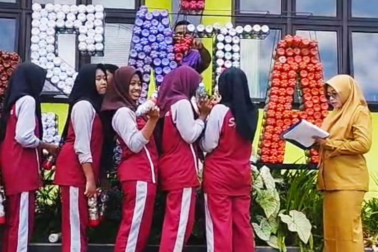Botol Plastik Disulap Jadi Ikon Sekolah, SMPN 1 Tegalombo Pacitan Punya Wajah Baru