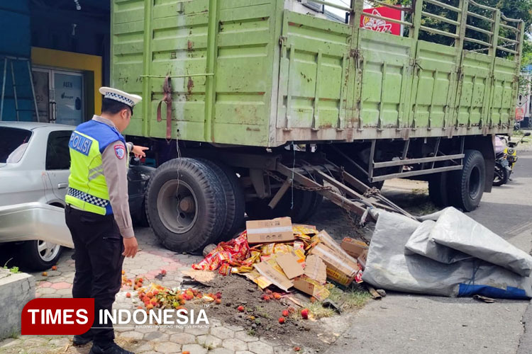 Truk Gandeng Tabrak Tiga Kendaraan di Bondowoso, Satu Korban Meninggal