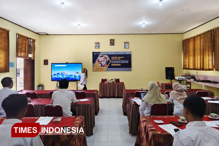 SMPN 2 Sudimoro Pacitan Mulai Pakai Papan Interaktif Digital, Guru Serius Dilatih
