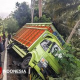 Truk Ayam Nyaris Terjun ke Jurang 25 Meter di Pacitan, Sopir Selamat