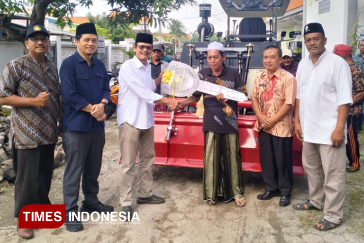 Genjot Produktivitas Pertanian di Gresik, Petani Randuboto Terima Alsintan Rotavator