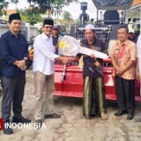 Petani Randuboto Gresik Terima Alsintan Rotavator