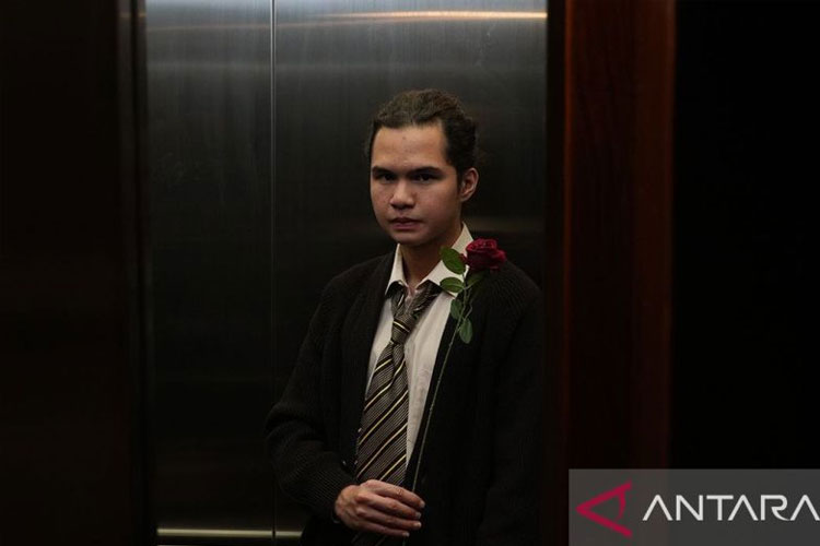 Dul Jaelani Tumpahkan Cinta Rapuh dalam Single Emosional “Sebenarnya, Selamanya…”