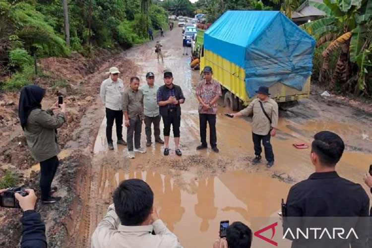 Akses Mahakam Ulu Terancam, Gubernur Kaltim Desak Perbaikan Jalan Nasional Muara Lawa