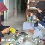 Mahasiswa Tuli Asal Gresik Sulap Barang Bekas Jadi Karya Seni