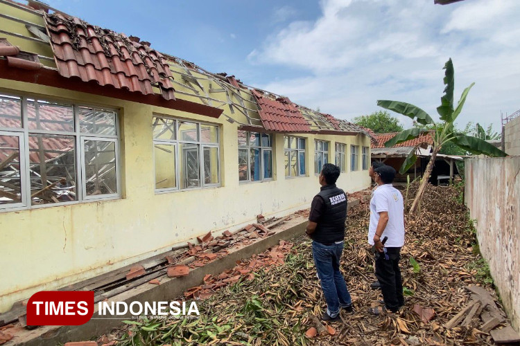 Usai Ambil MBG, Atap SDN Andir 2 Jatiwangi Majalengka Ambruk