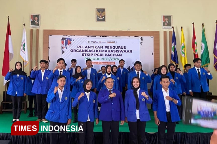 Lantik Puluhan Ormawa, Ketua STKIP PGRI Pacitan Dorong Peran Mahasiswa Turun ke Masyarakat