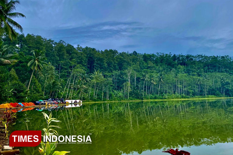 Menyapa Kabut di Ranu Merah, Sensasi Berkemah di Tepian Danau Eksotis Probolinggo