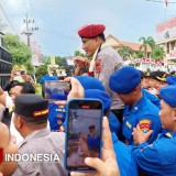 Potret Hangat Kombes Pol Rama Dipanggul Pasukan Saat Pelepasan di Mapolresta Banyuwangi