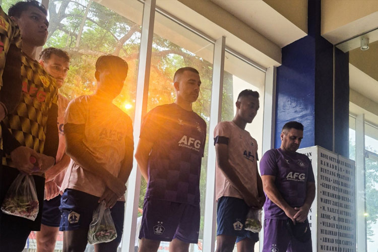 Skuad Macan Putih Doa Bersama di Gate 13 Stadion Kanjuruhan