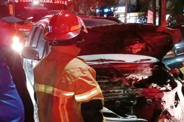 Hendak Pergi Ke Rumah Sakit Sebuah Mobil di Pemalang Terbakar, Diduga akibat Korsleting