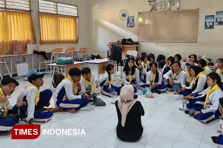 Pelatihan PMR Wira SMKN 1 Jember Diakhiri Prosesi Siram Kembang