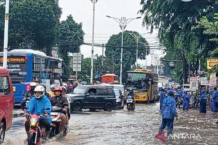 Luapan Kali Baru Rendam Jalan Raya Bogor, Kemacetan Mengular Hingga Pertigaan HEK