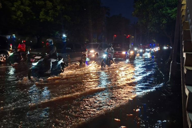 Banjir Rendam Daan Mogot, Kemacetan Mengular hingga 4 Kilometer