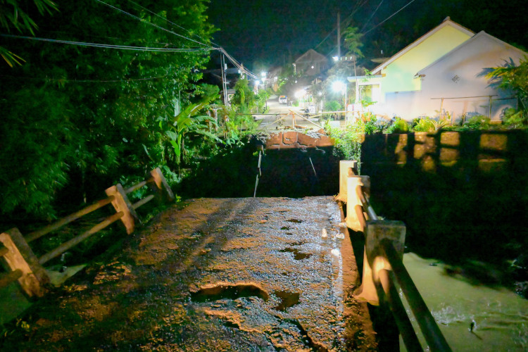Jembatan Pucung Bedug-Petir Banjarnegara Ambruk, Dump Truk Terjun ke Sungai